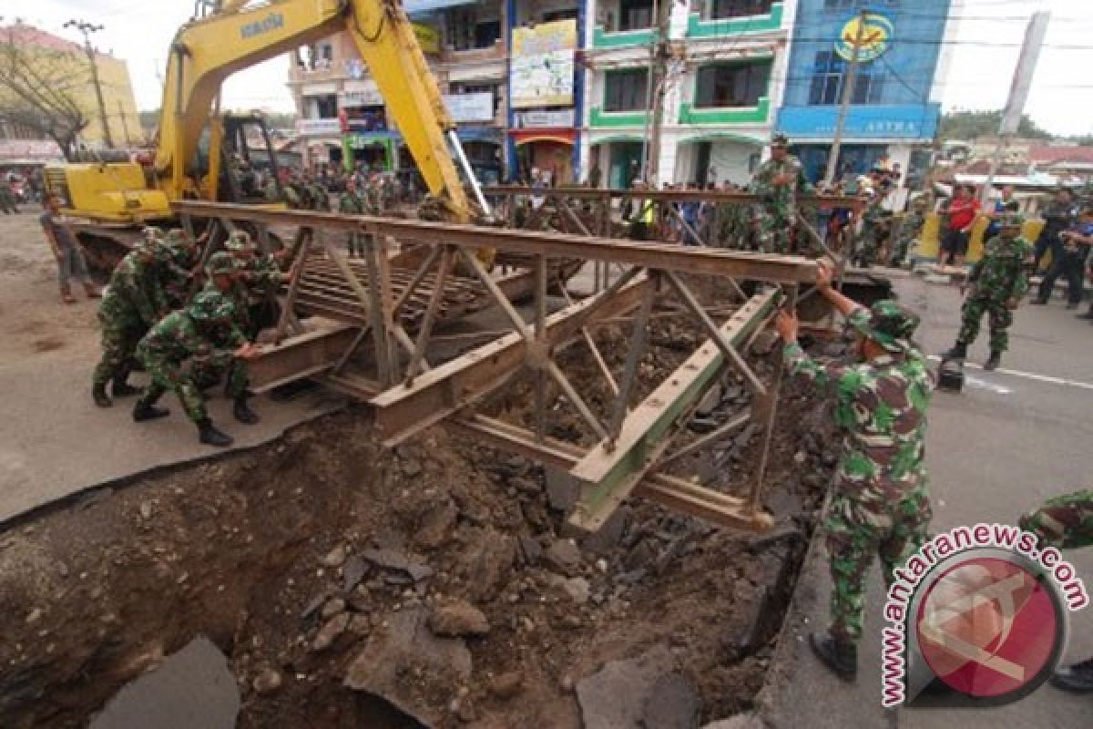 TNI bangun jembatan bailey Tomohon-Manado