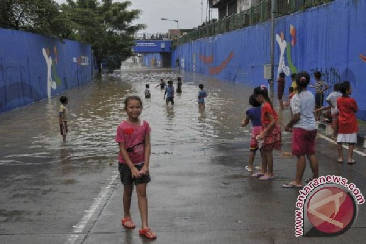 Posko Banjir Bekasi kehabisan beras