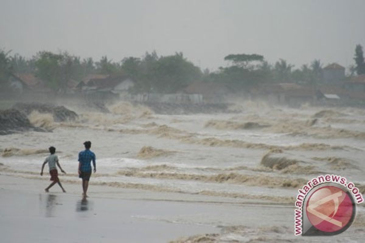 pengunjung pantai carita diminta waspada gelombang tinggi