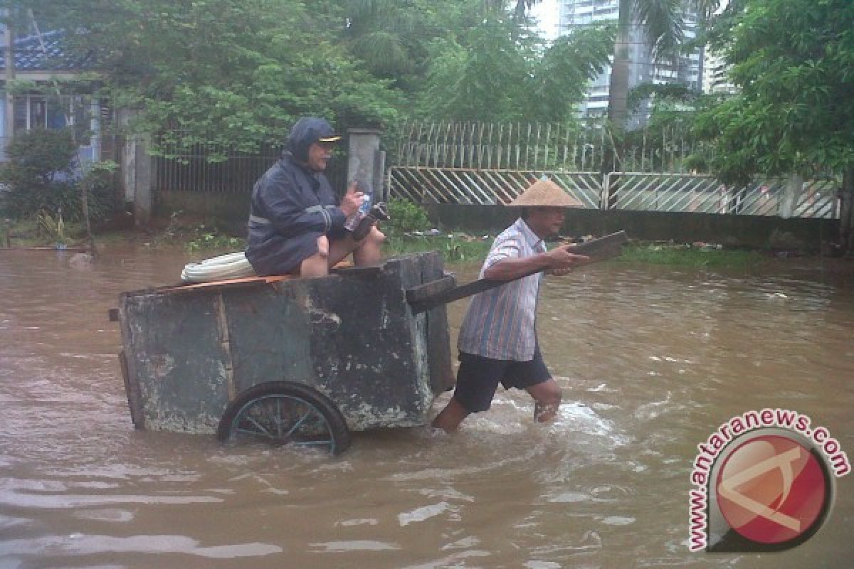 Kelapa Gading banjir, jasa ojek gerobak laris