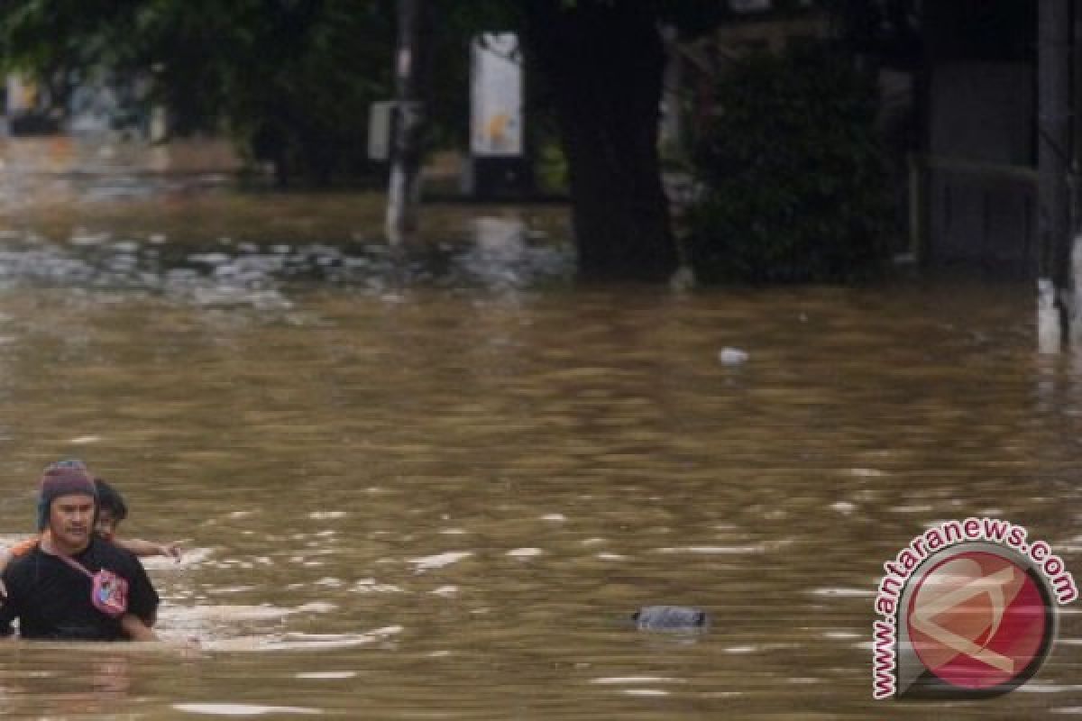 Tanggul Tebet terkikis, air 3 meter rendam rumah warga