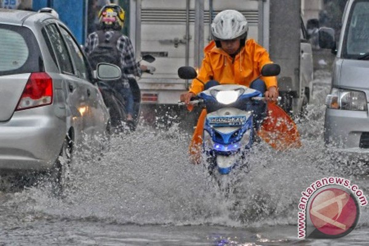 Banjir di Bekasi Timur masih tinggi, warga menderita