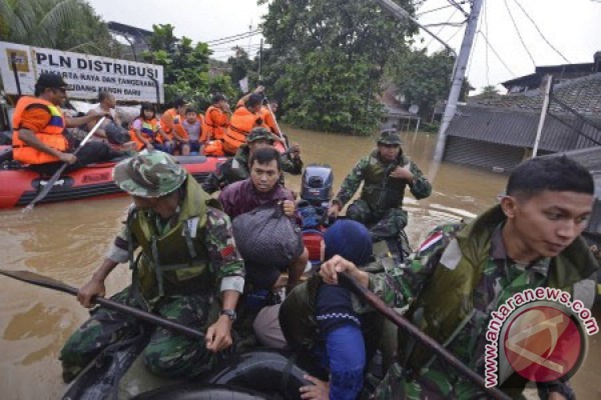 Hampir 20 ribu anggota TNI tanggulangi banjir