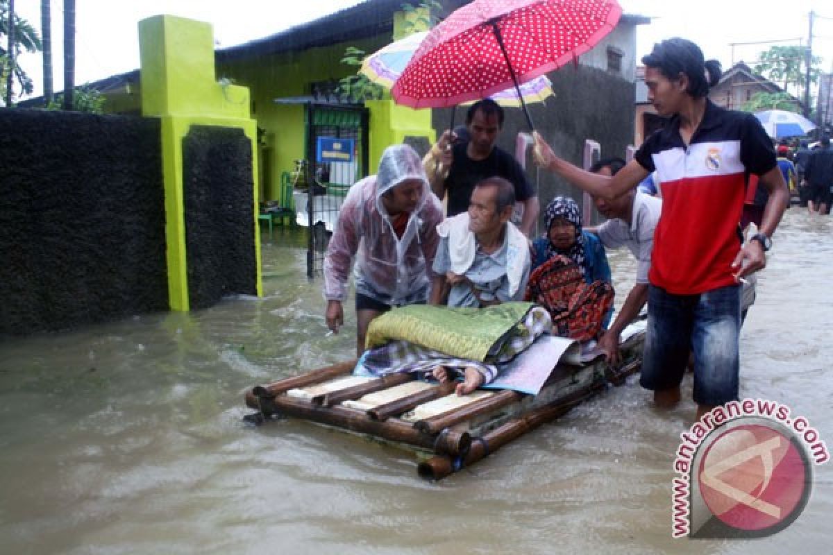 Ribuan warga Karawang mengungsi akibat banjir