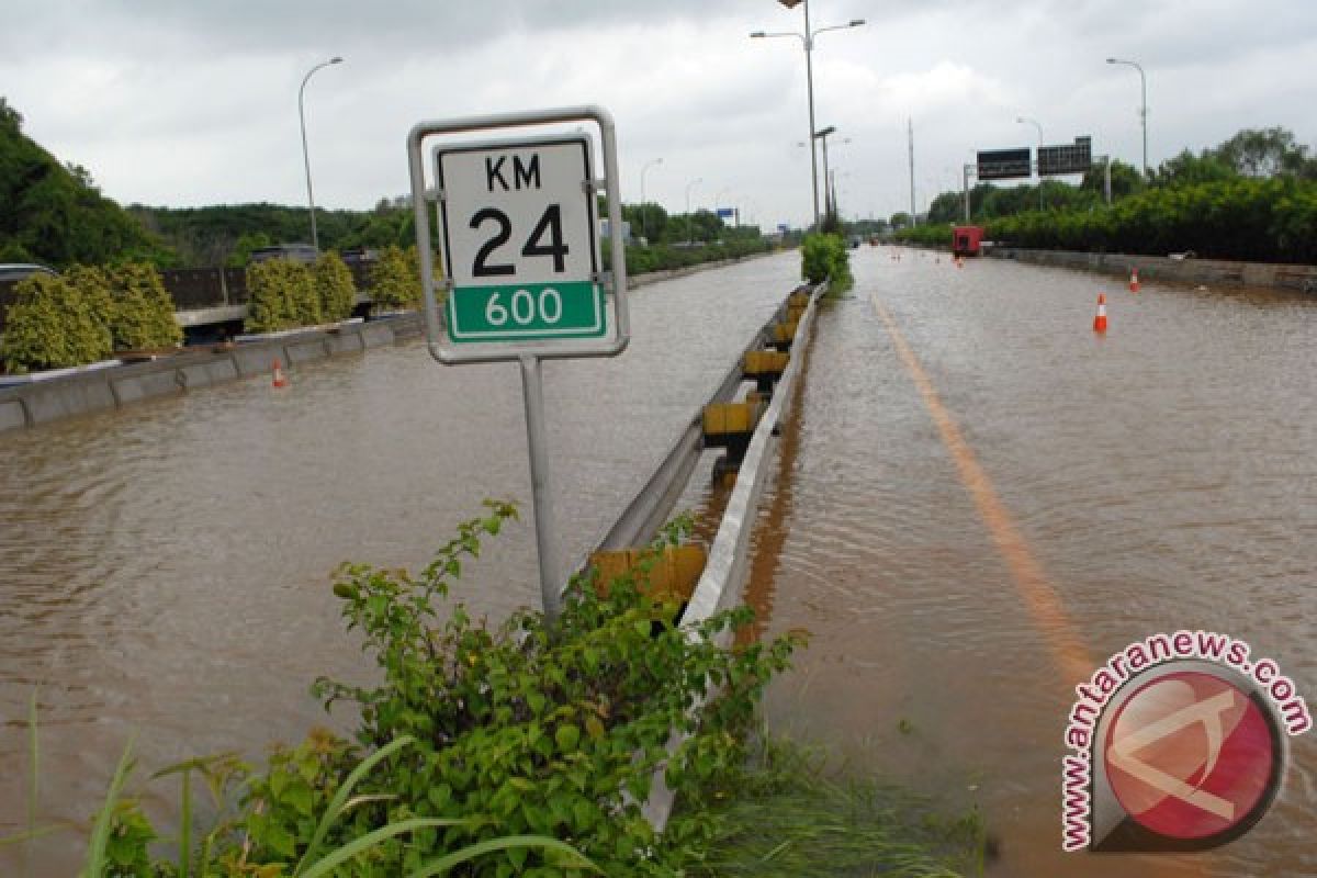 Pemprov DKI dinilai terlambat respon banjir