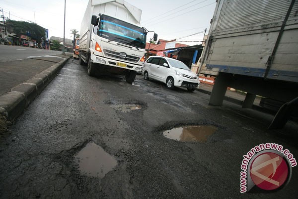Puluhan titik kerusakan jalan di Pantura Batang