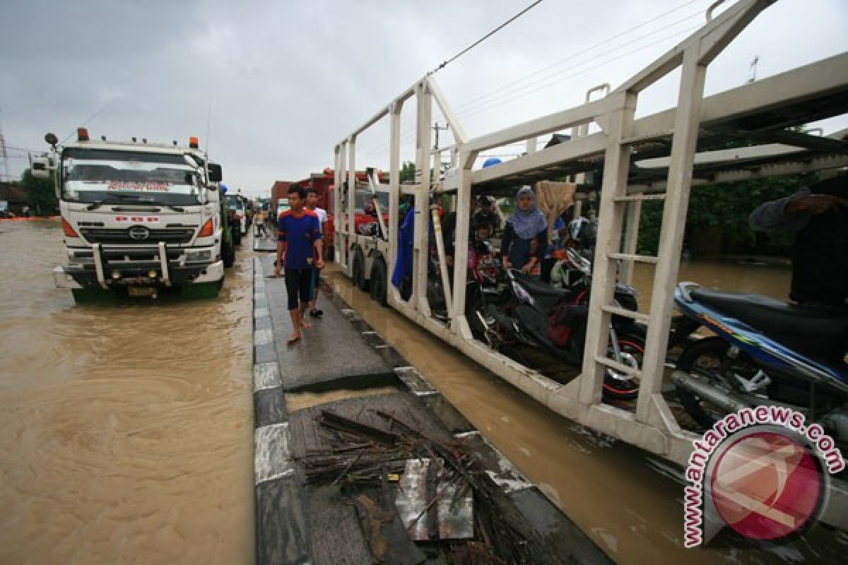 Puluhan kecamatan di Indramayu masih terendam