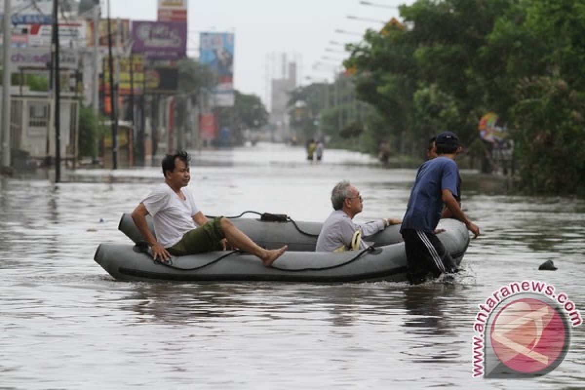 Jalan terendam semeter akibat luapan Cisadane