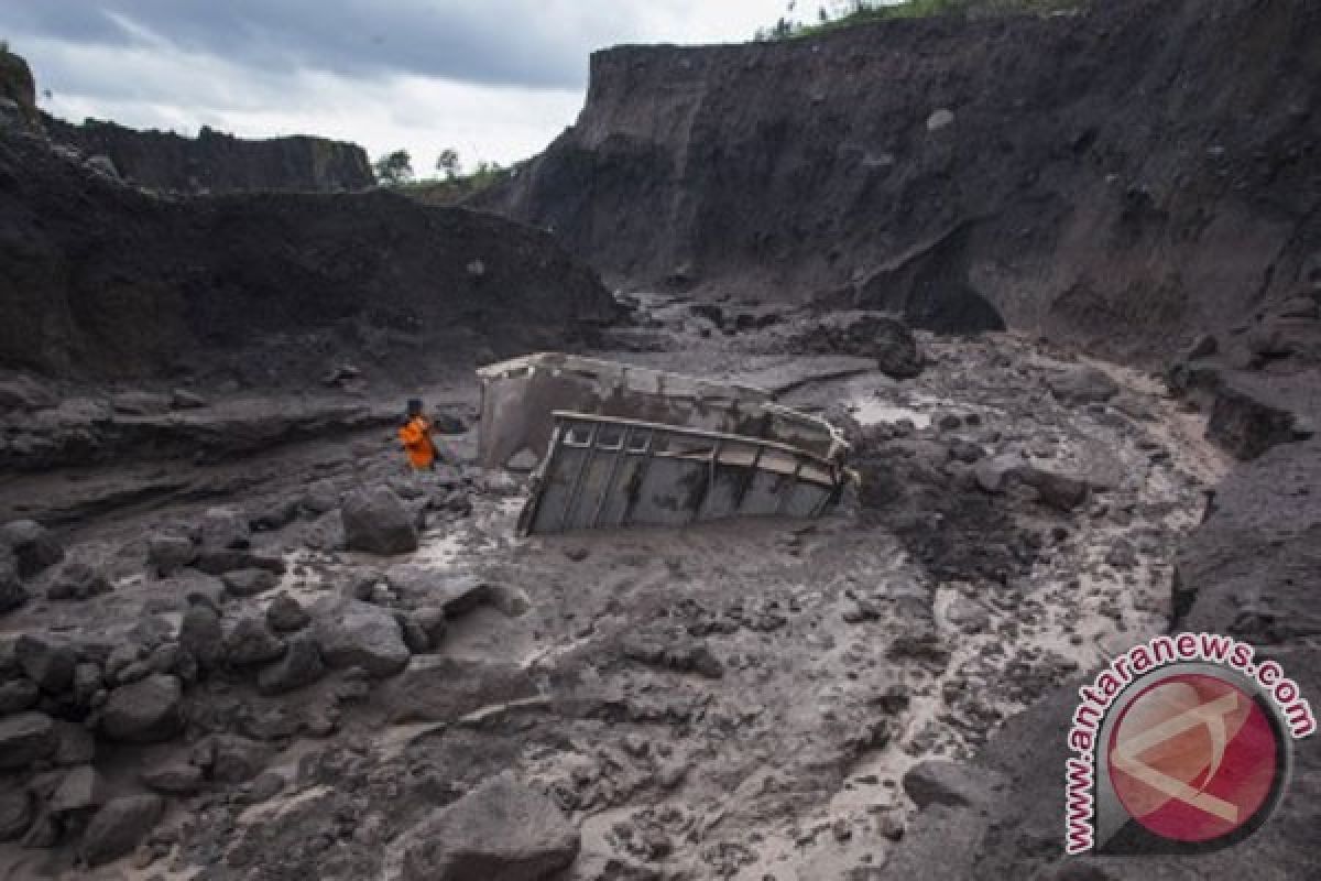 Enam truk penambang pasir Merapi tertimpa longsor tebing Kali Bebeng