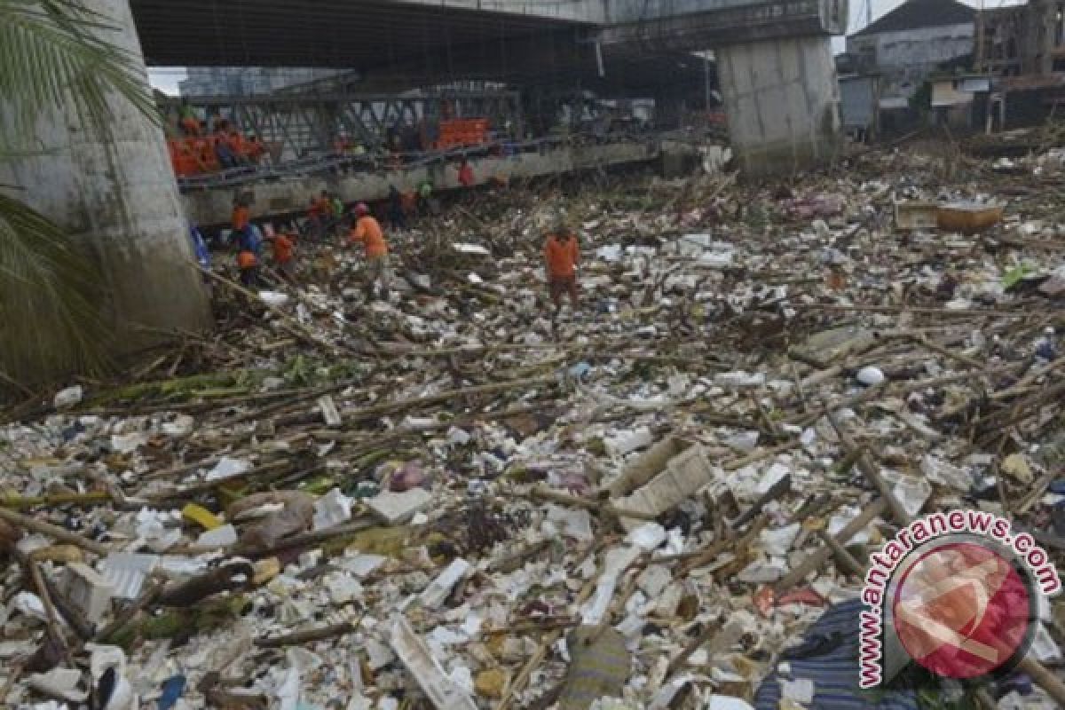 DKI angkut ratusan ton sampah banjir di sungai