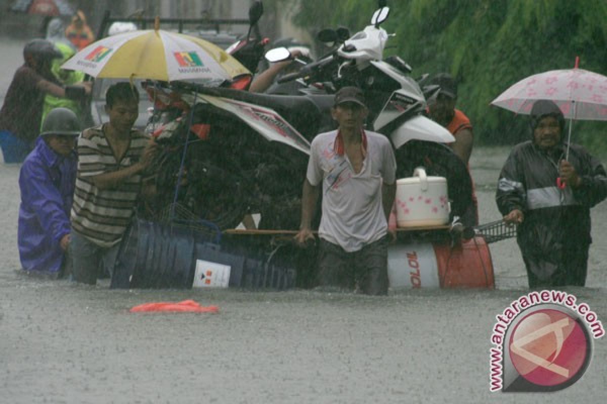 Lebih dari 10.000 korban banjir Karawang mengungsi