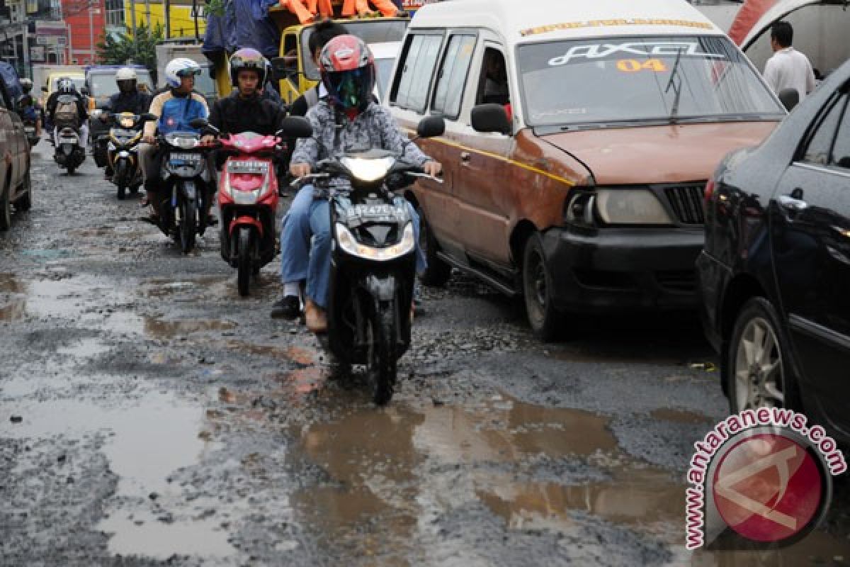 Jalan rusak di Depok semakin meluas