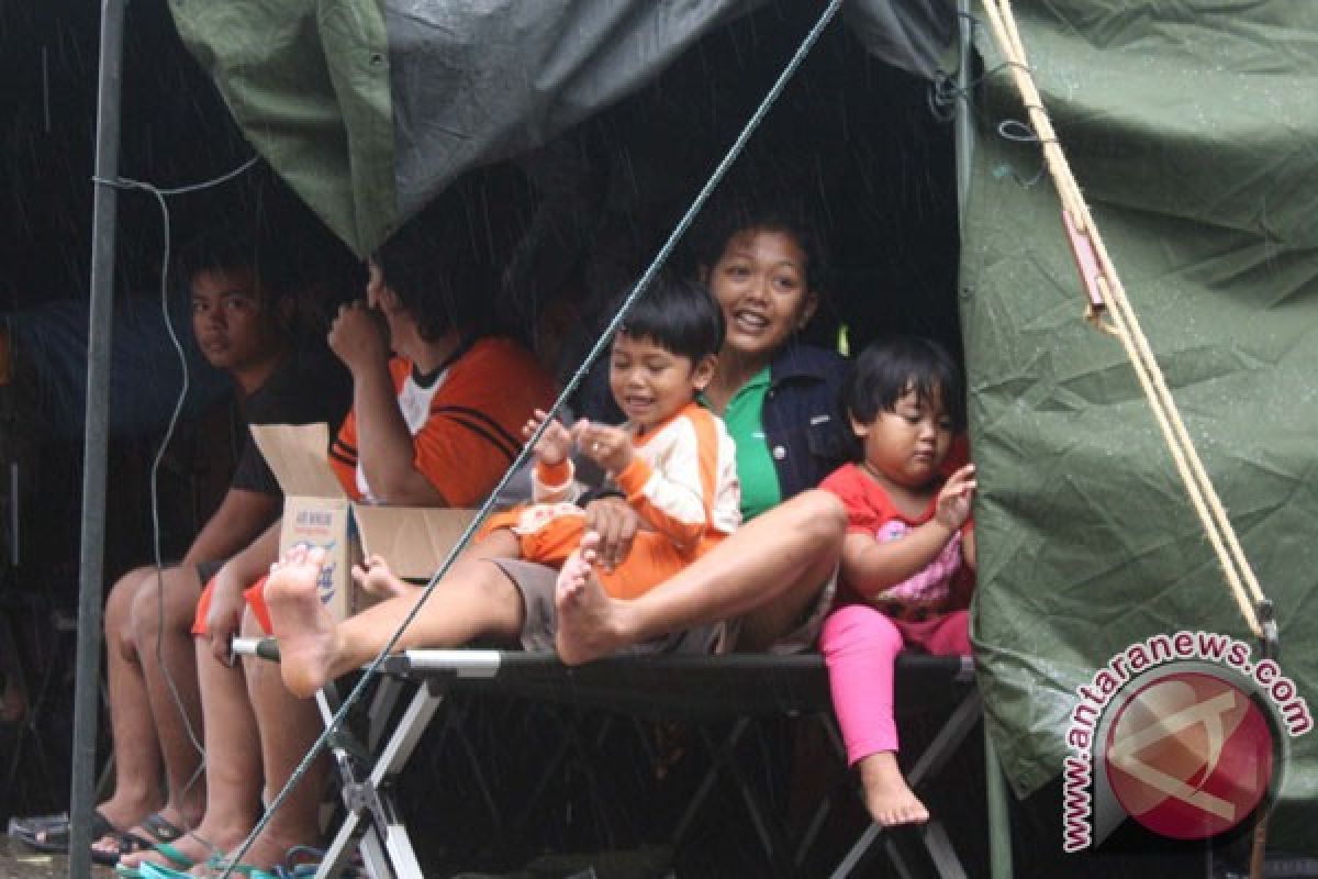Bantuan korban banjir Karawang terbanyak mie instan