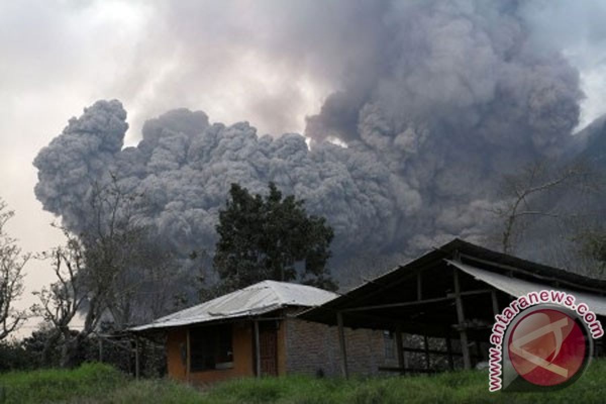 AP II bantu pengungsi korban erupsi Sinabung