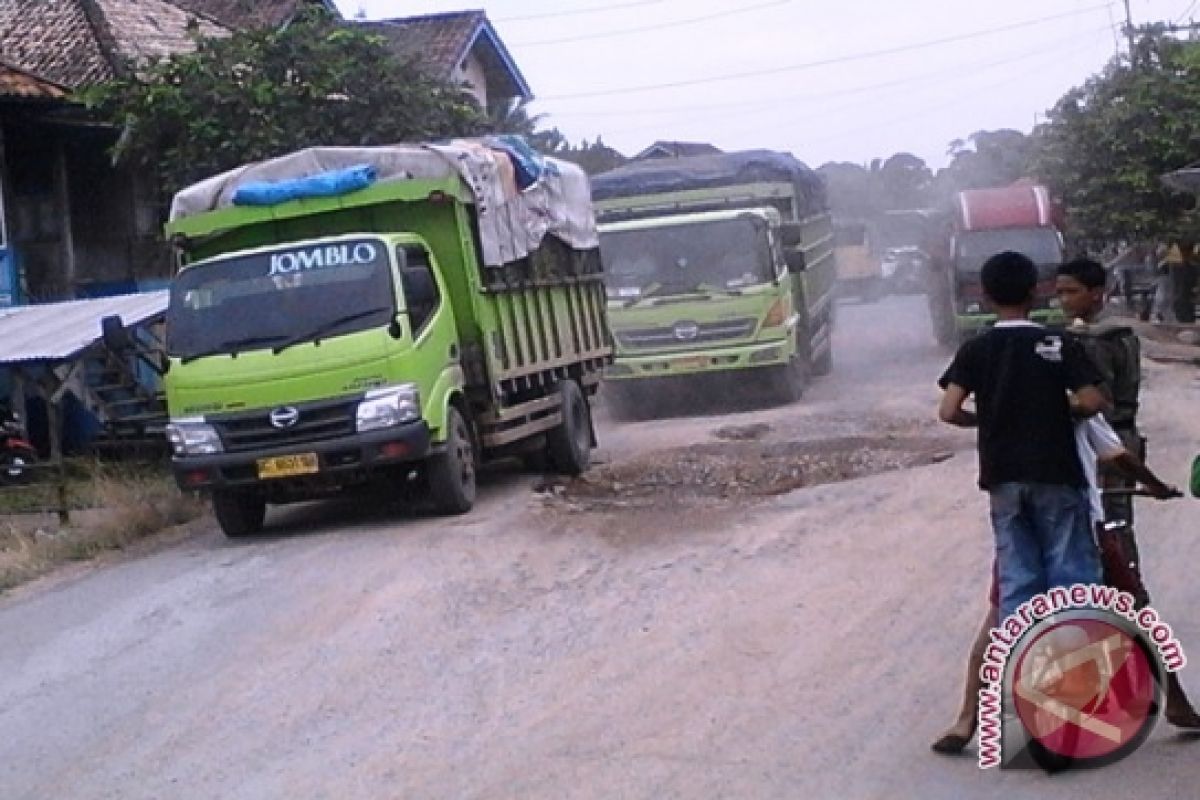 Jalan cor beton Baturaja amblas dan retak