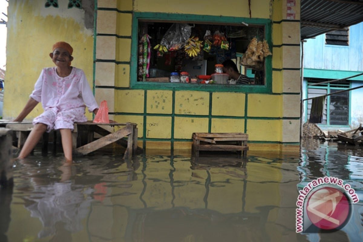 78 korban jiwa akibat banjir-tanah longsor