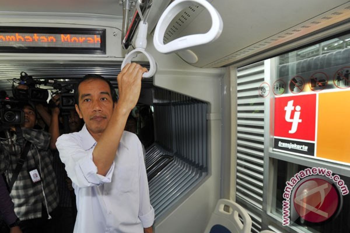 Jokowi ingin bus Transjakarta dirakit sendiri