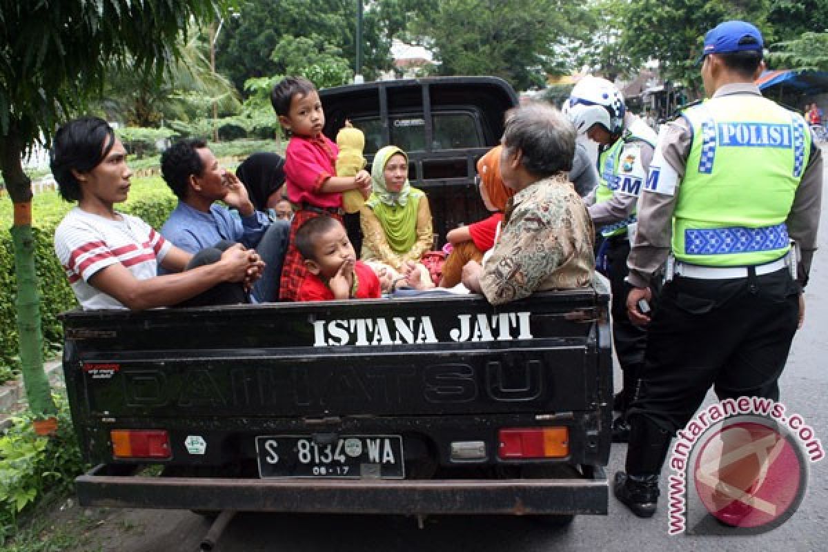 Mudik dengan mobil barang, hemat tetapi berbahaya