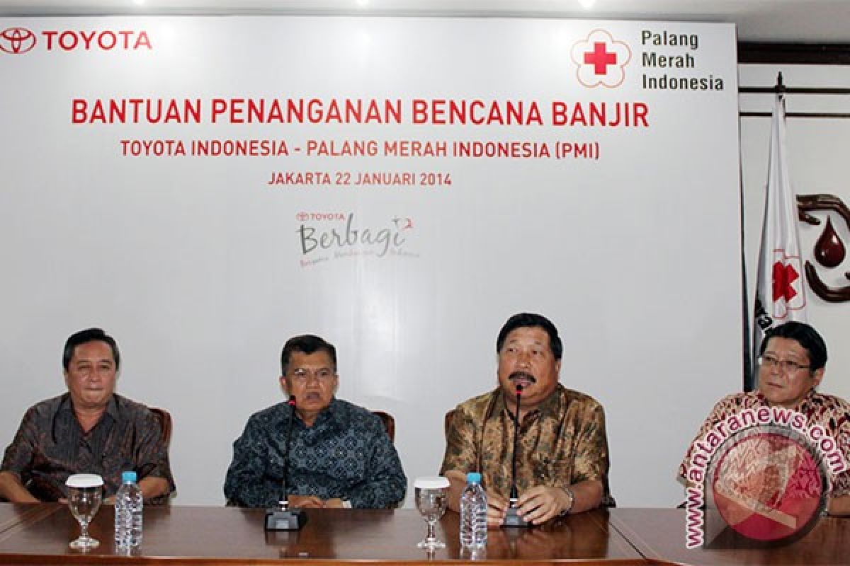 Toyota dan Astra serahkan bantuan banjir melalui PMI