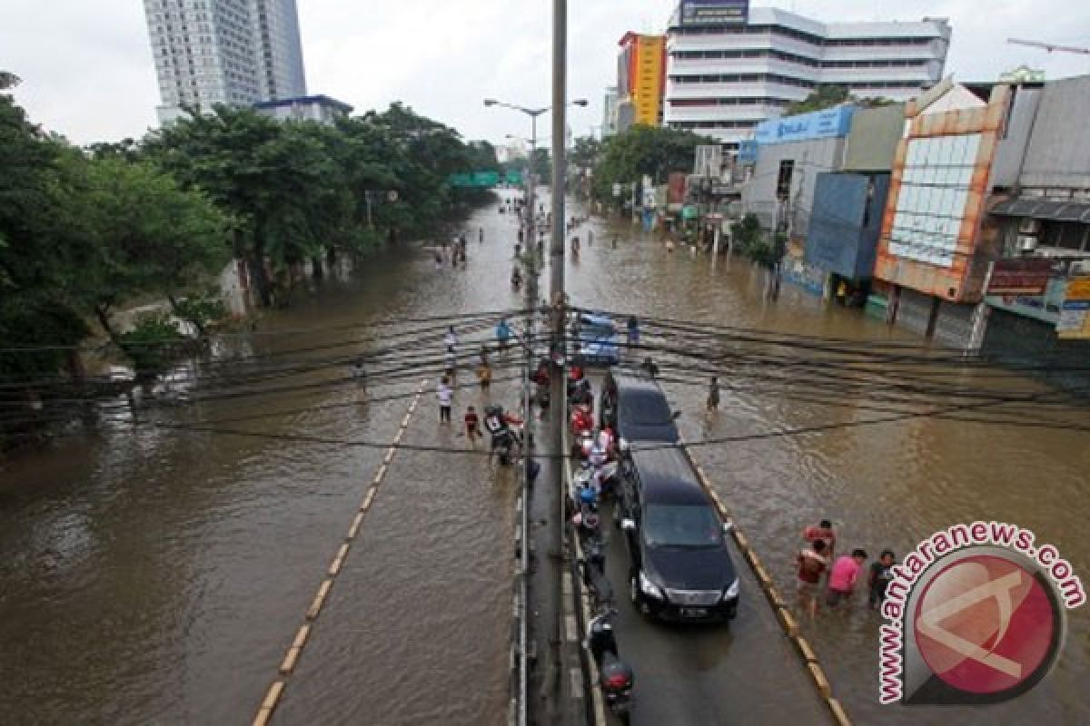 Sejumlah ruas jalan di Jakarta tergenang akibat hujan