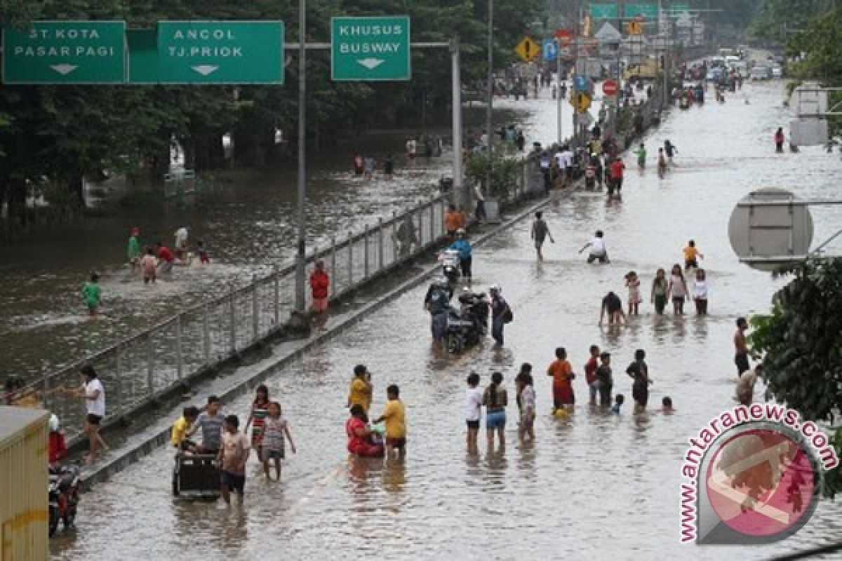 Helmy Faishal kunjungi korban banjir Jakarta