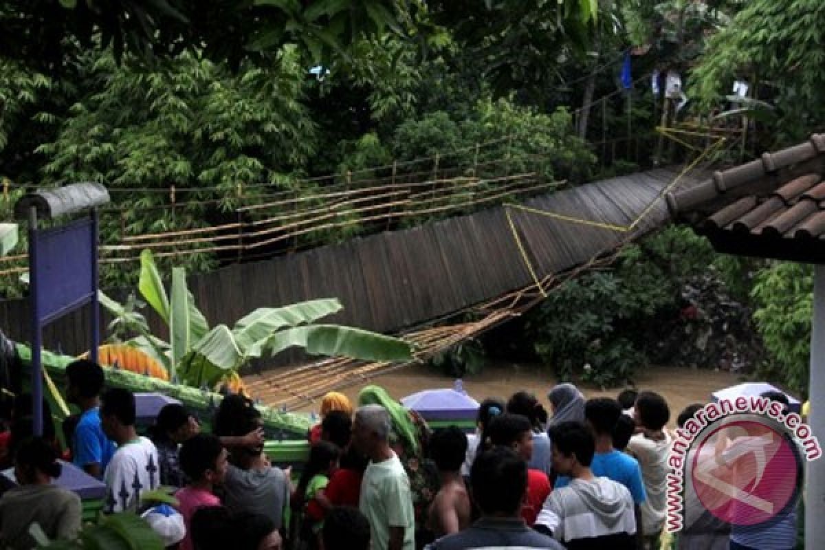 Jembatan gantung putus di Banten, puluhan orang hanyut