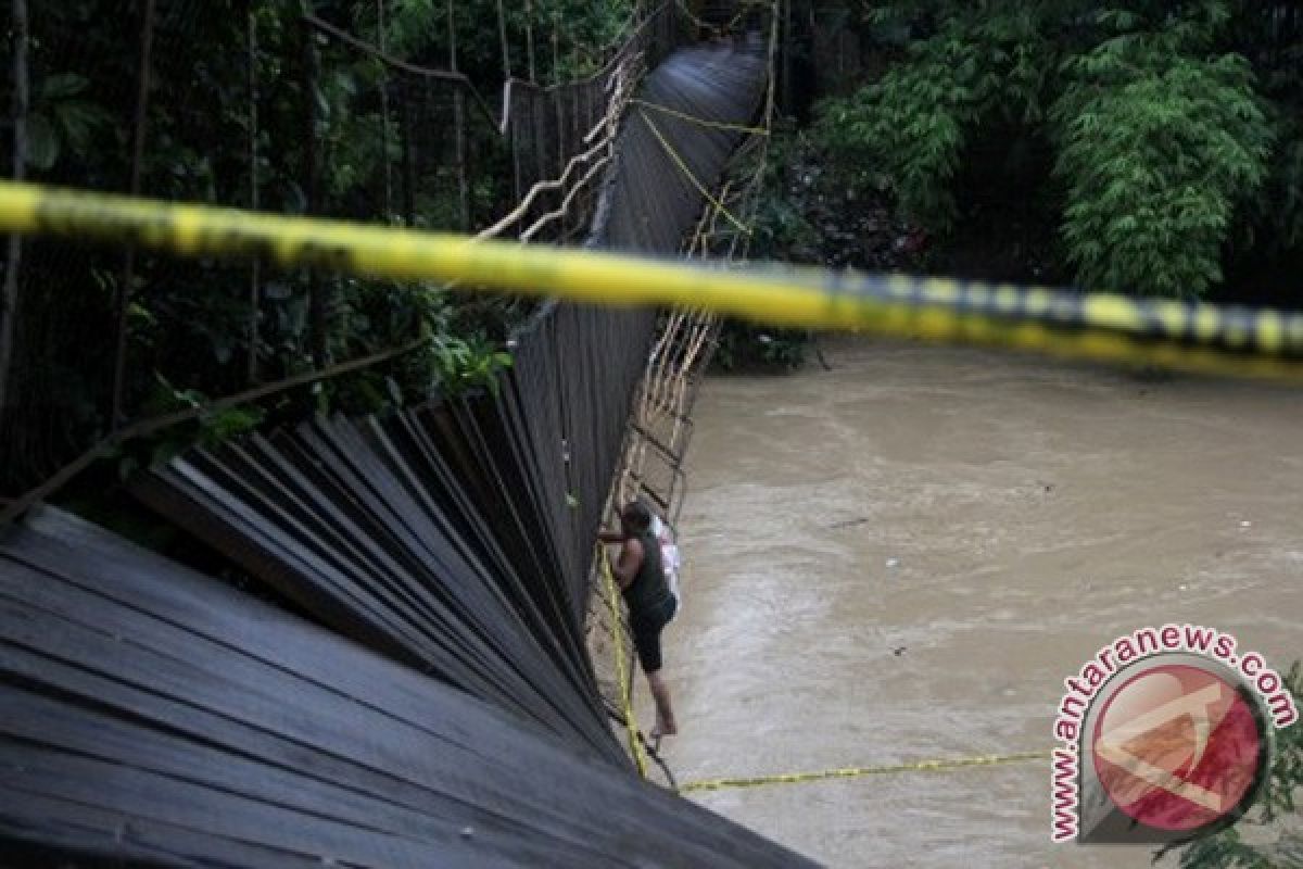 41 korban jembatan putus ditemukan selamat
