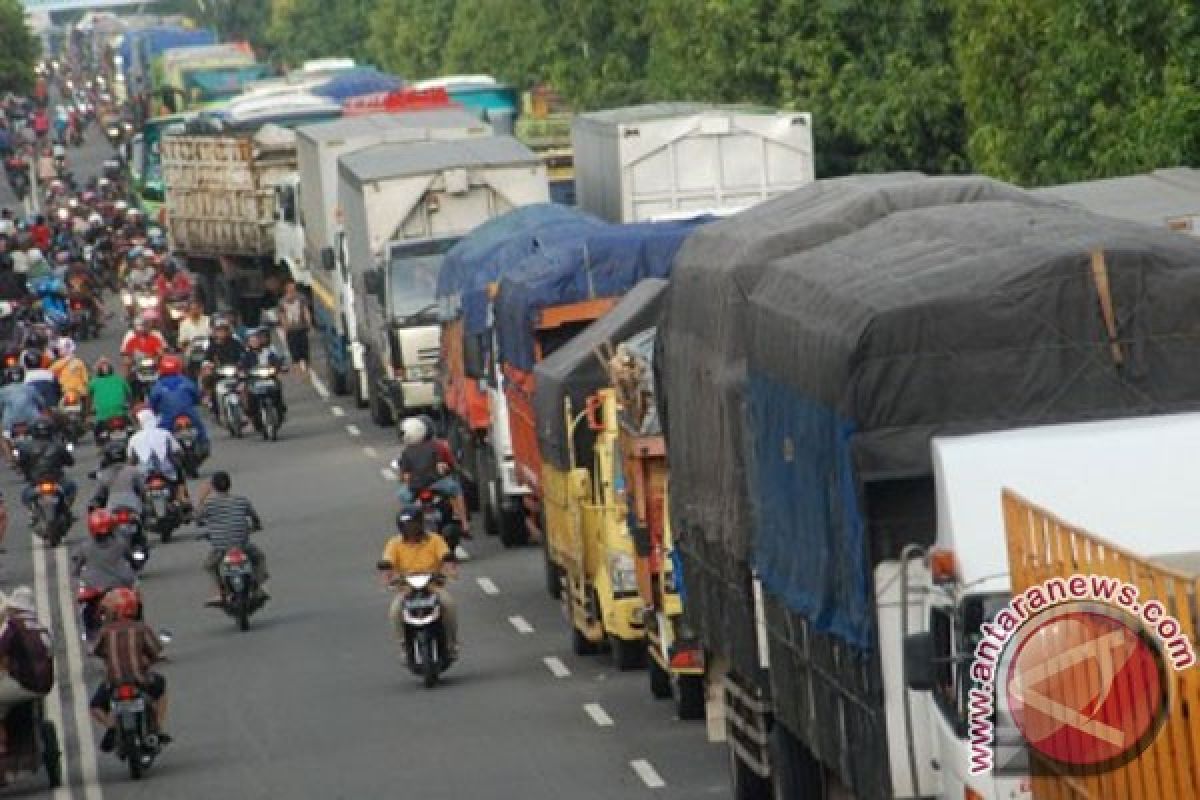 Selain banjir Pantura, ini hambatan truk barang ke Jakarta 