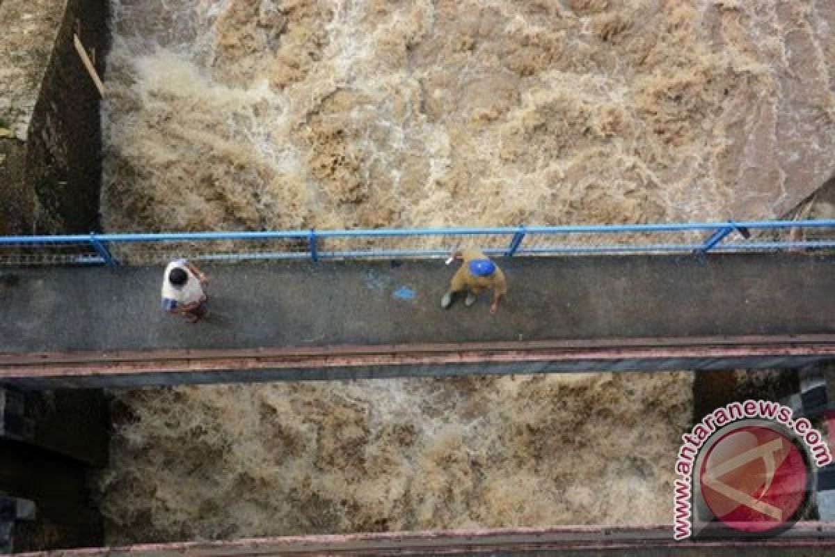 Tiga kepala daerah pantau Sungai Cisadane