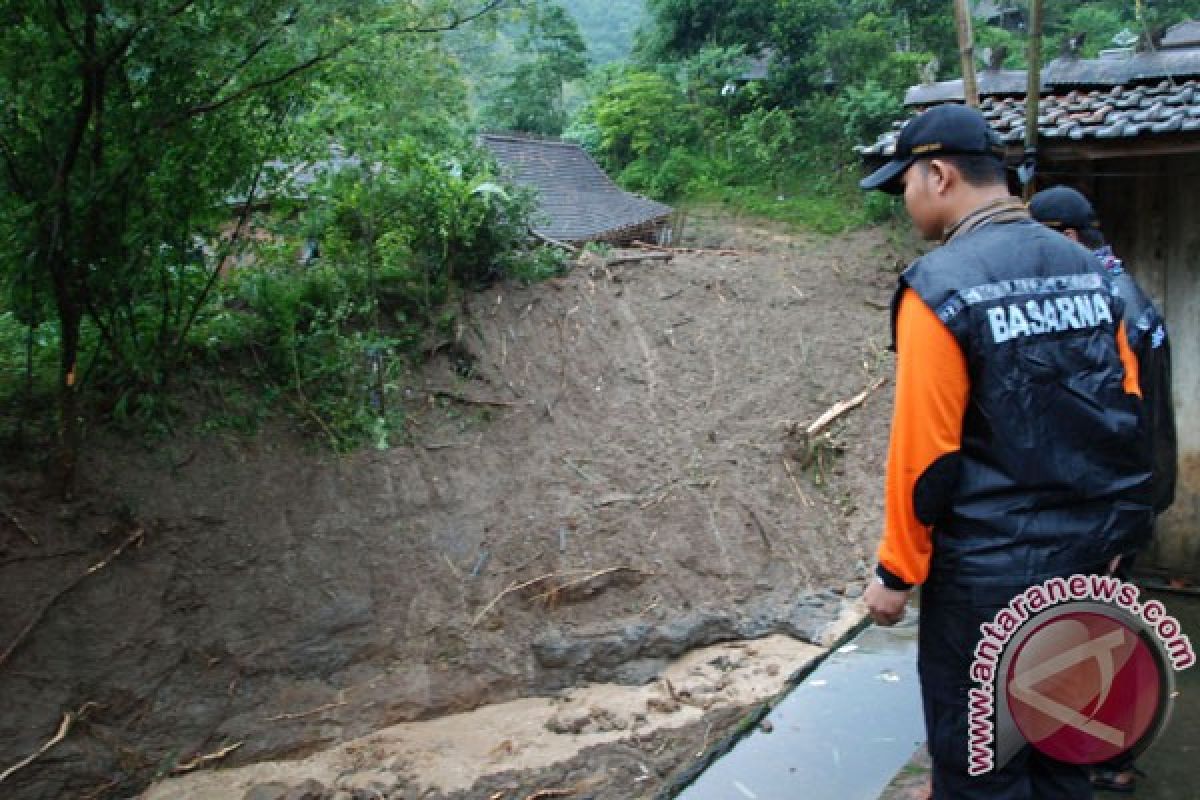 Sejumlah jalan wilayah utara Karawang masih tergenang