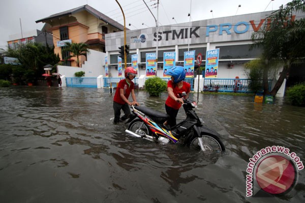 Puluhan sekolah di Semarang diliburkan akibat banjir