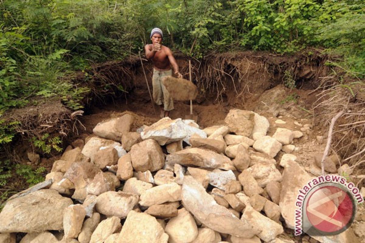 Penggali batu hamil meninggal tertimbun reruntuhan batu