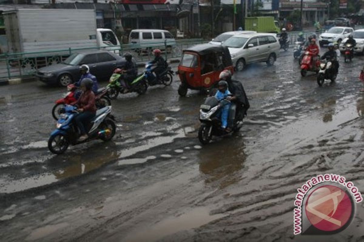 Floodwater still inundating Jakarta`s main roads paralysing traffic