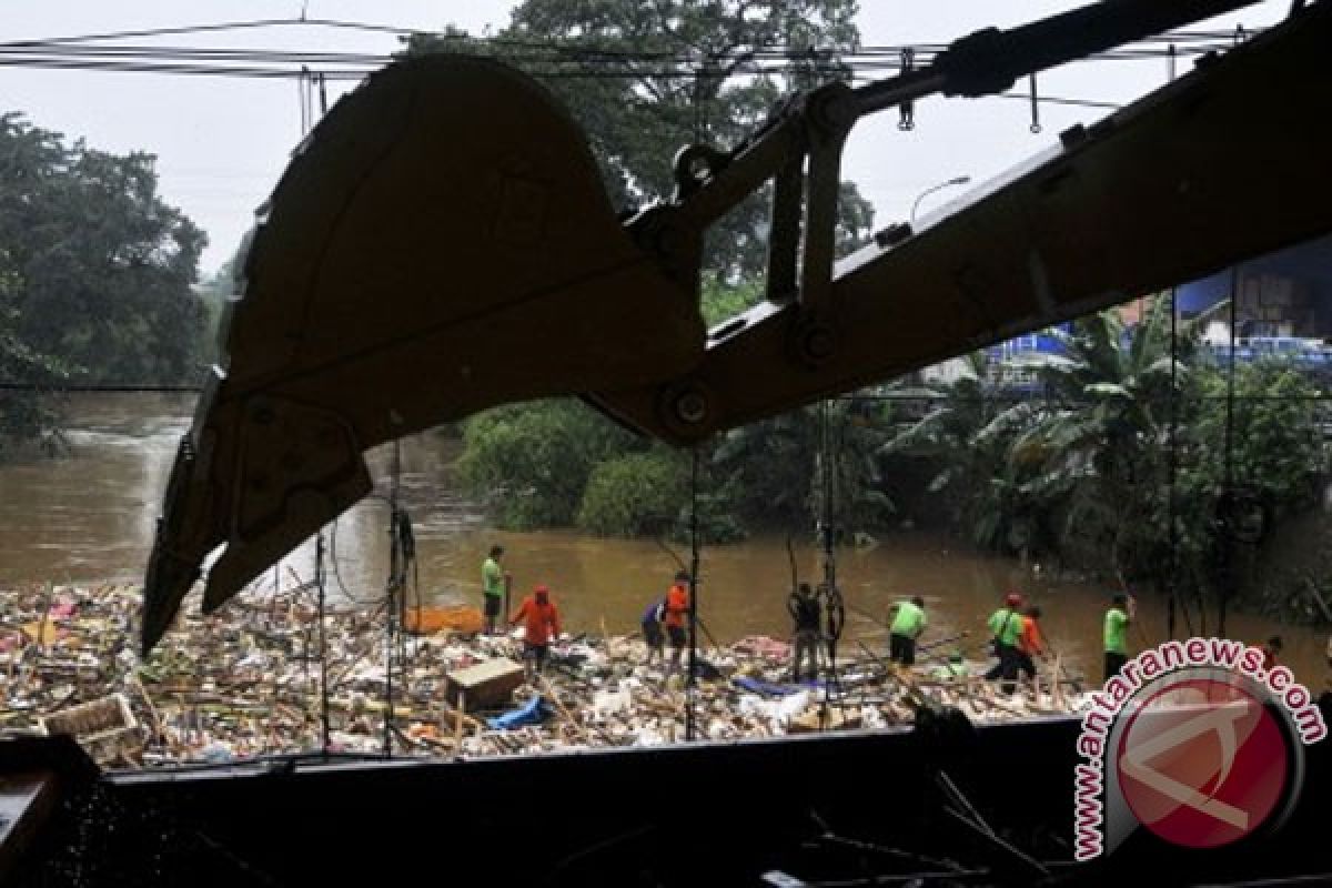 Korban banjir Bekasi terserang diare dan gatal-gatal