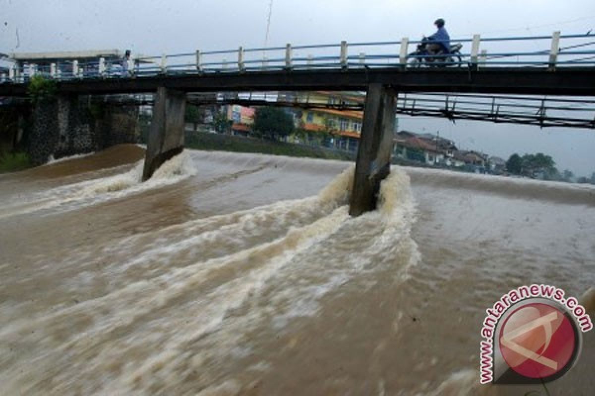Tinggi permukaan air Bendung Empang Bogor siaga 3
