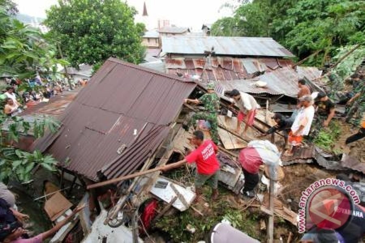 Tiga Rumah di Bojonegoro Dirobohkan Akibat Longsor