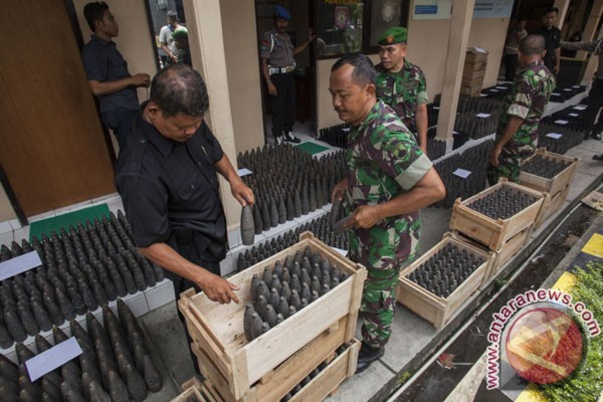 Truk pengangkut selongsong mortir terguling