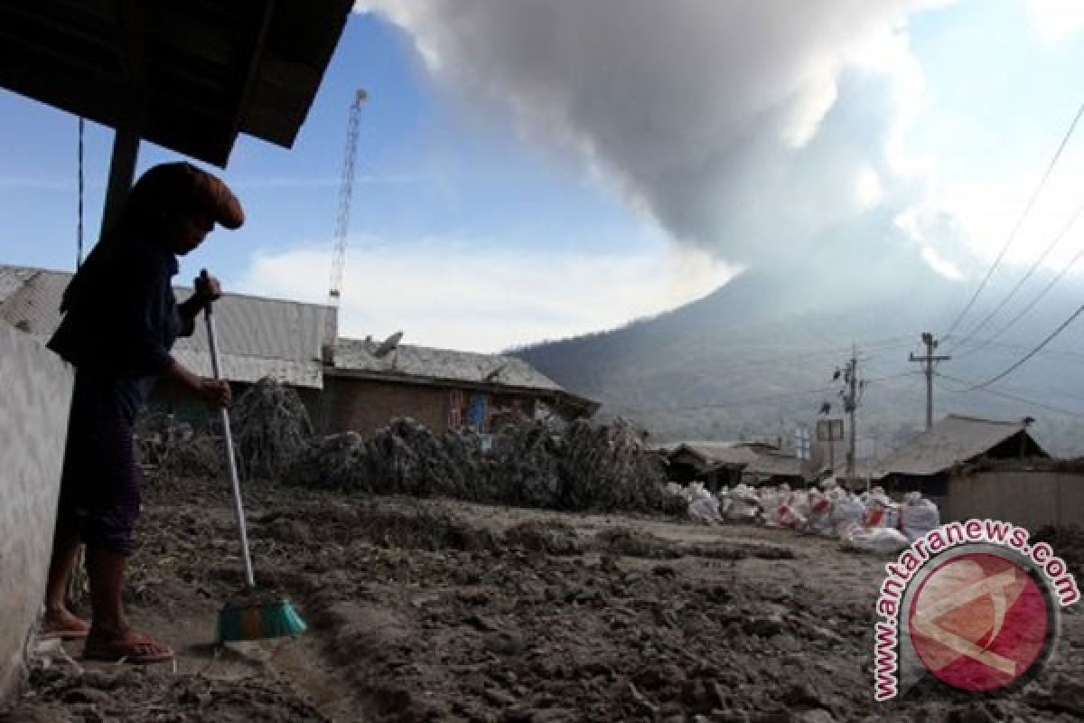 BNPB: Sinabung kembali keluarkan lava pijar