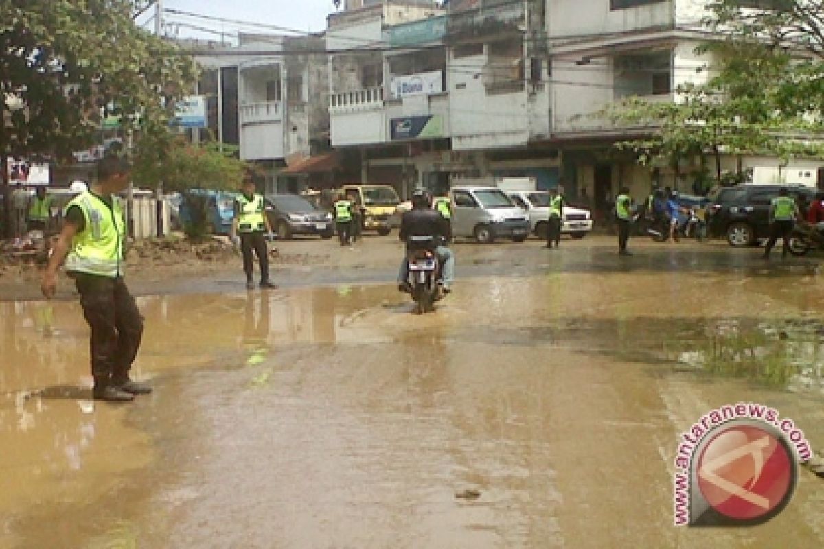 TNI bantu polisi atur lalu lintas Manado-Tomohon