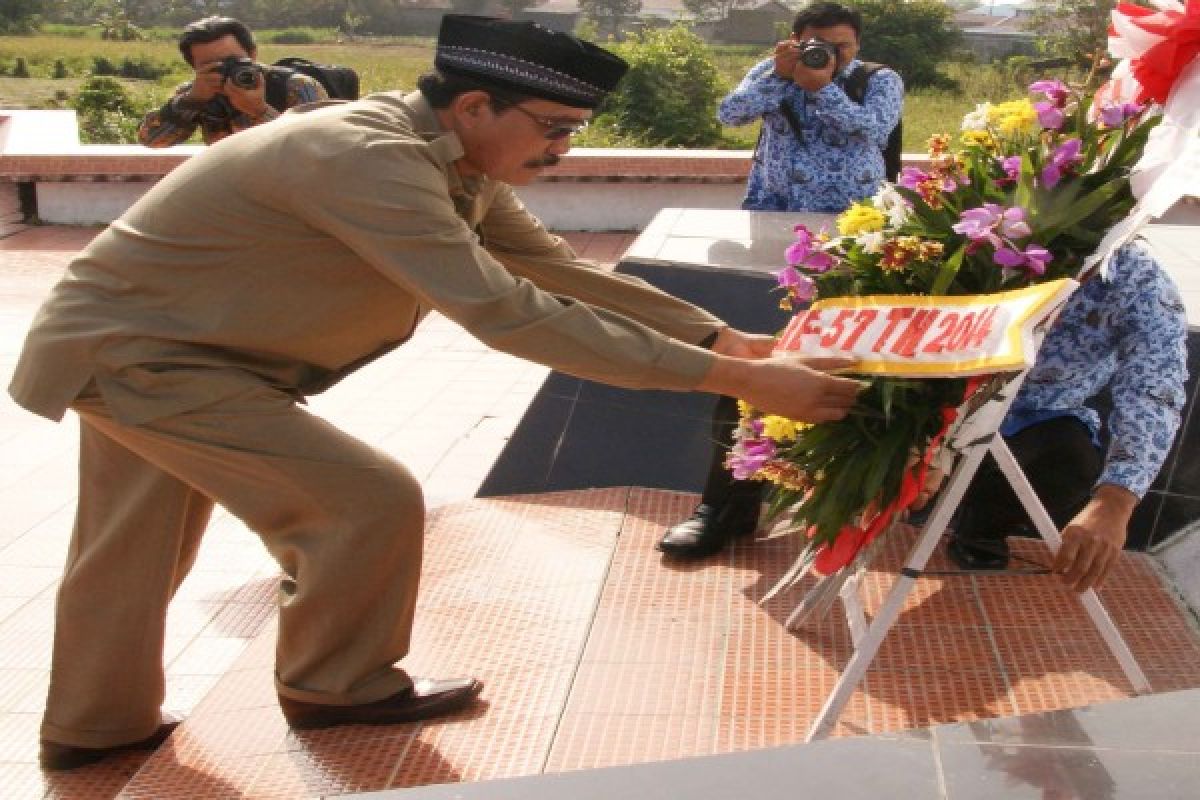 Jajaran Pemprov Kalbar Ziarah ke Makam Pahlawan 