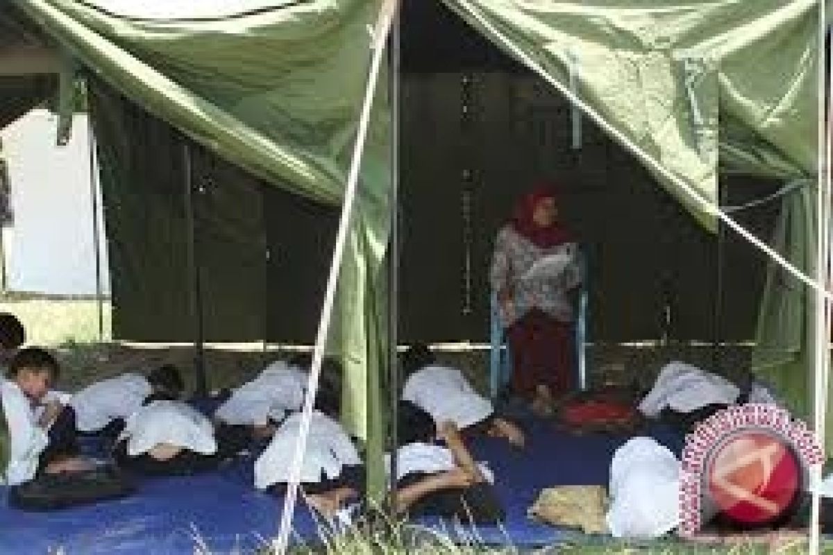 Siswa SMK Amelia Palu Belajar Di Tenda Darurat