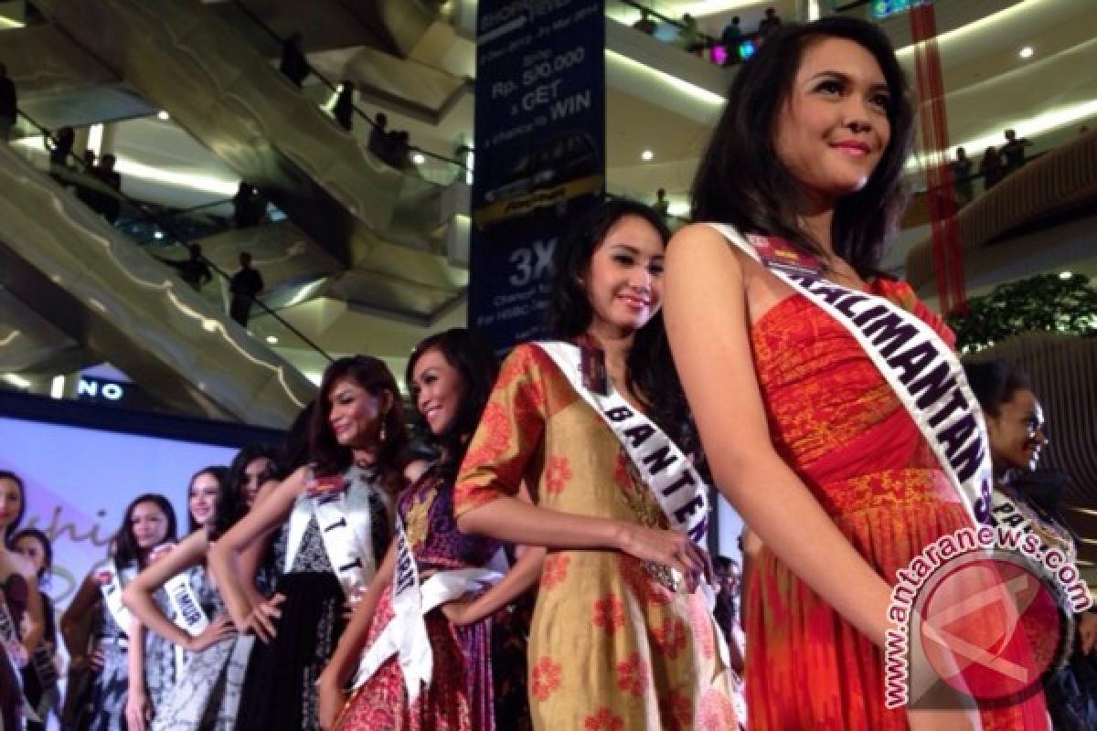 Finalis Puteri Indonesia 2014 tampil di peragaan busana