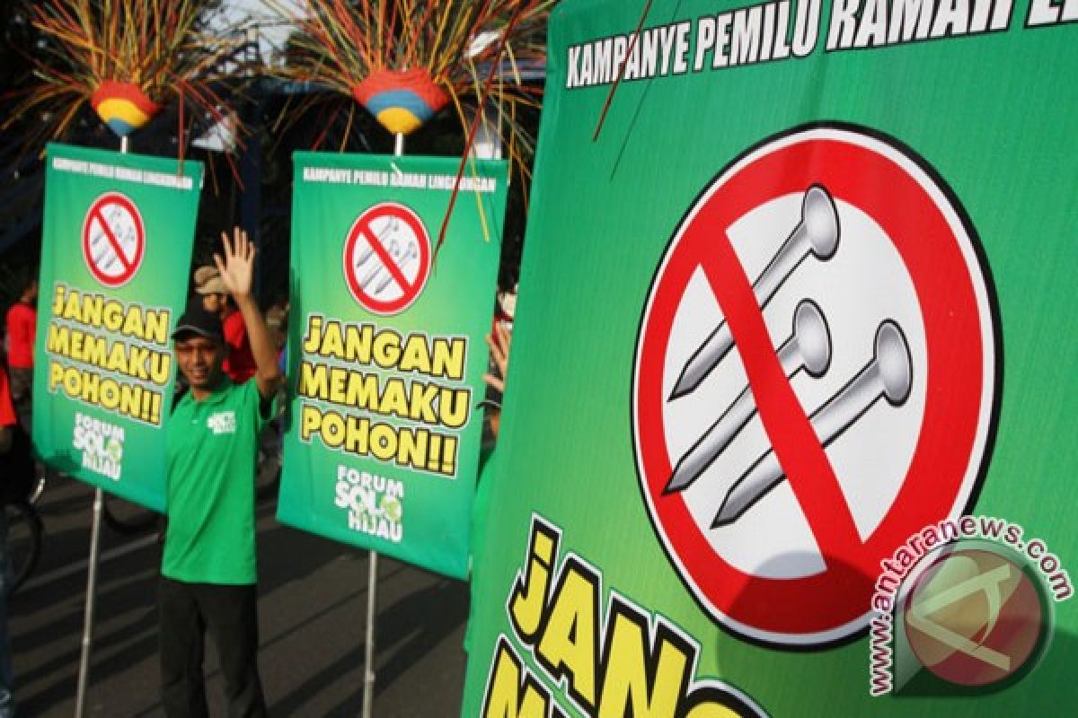 Pegiat lingkungan: tindak penancap paku poster caleg di pohon