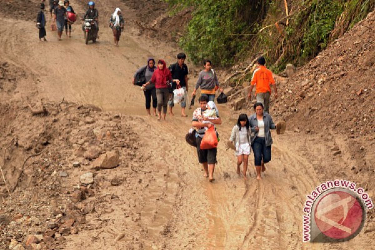 Jalan Mamuju-Mamasa tertutup longsor