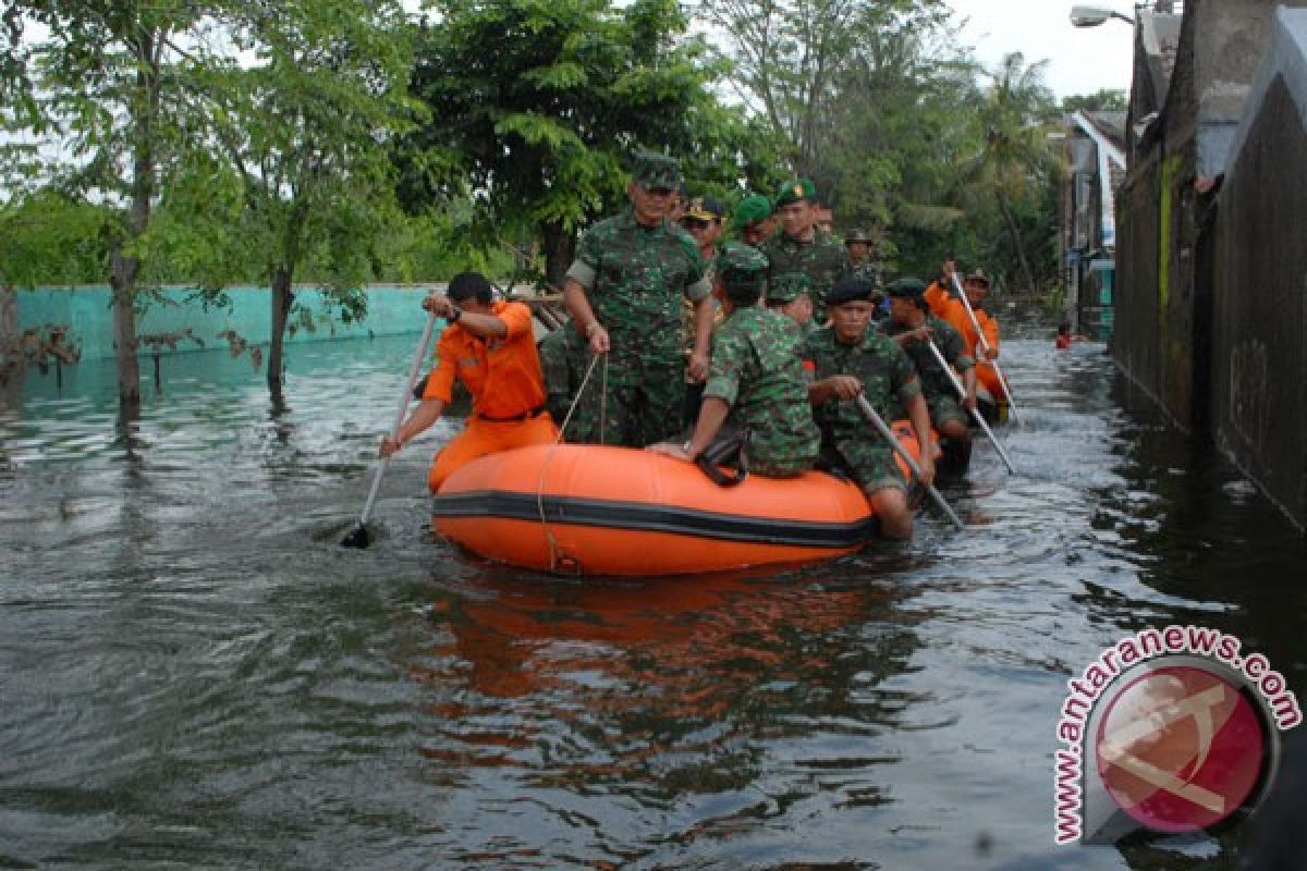 TNI bantu korban banjir hingga keadaan normal