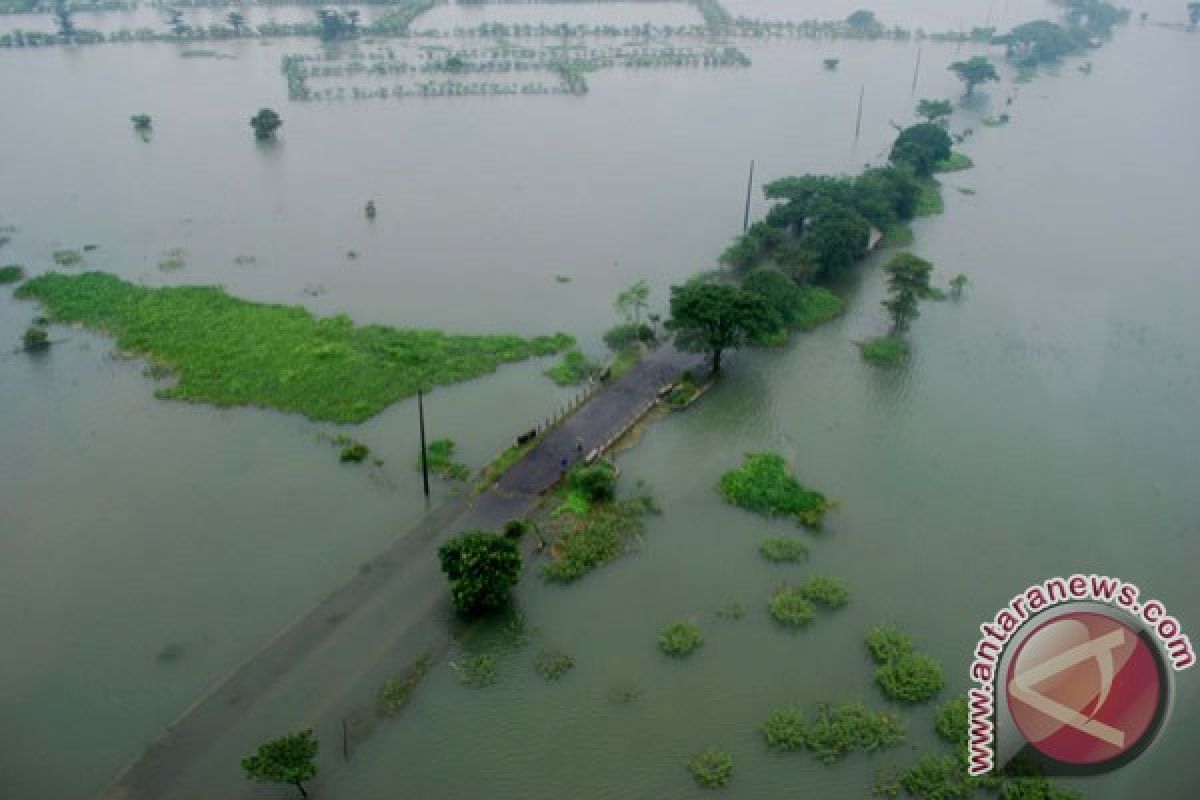 Jalan pantura Pati tergenang banjir