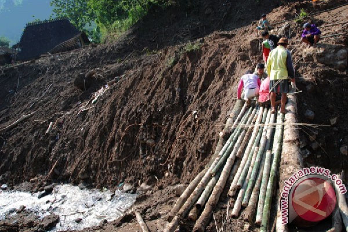 Longsor di Kudus putuskan jalan desa