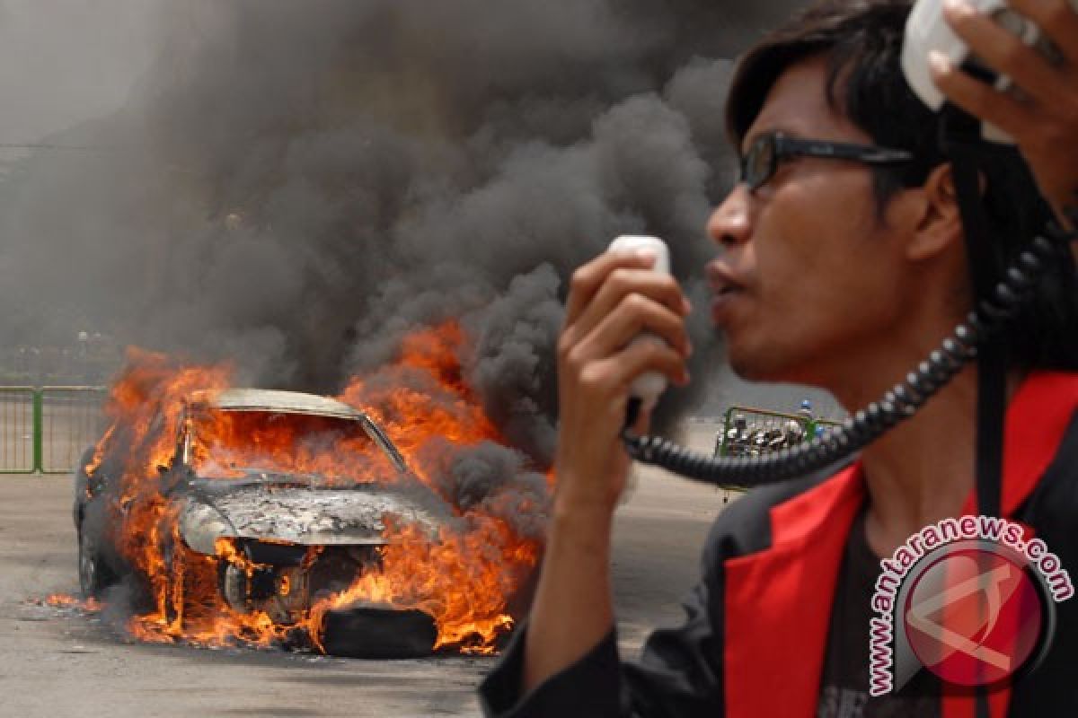 Mahasiswa Pamekasan aksi bakar mobil sendiri