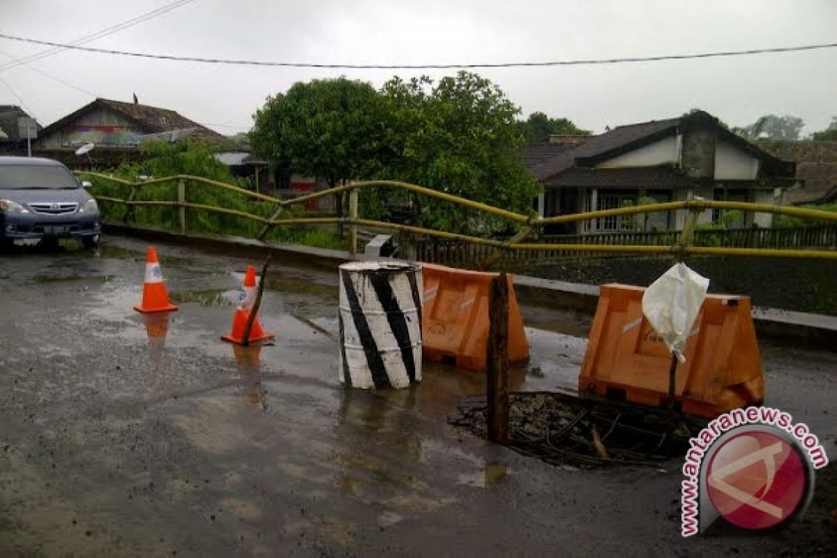 Jembatan Arun di Kabupaten Pali nyaris ambruk