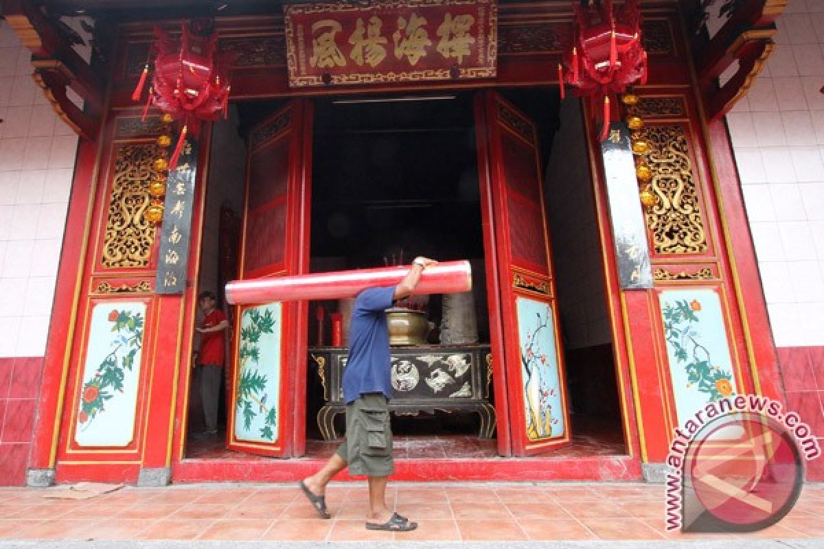 Ratusan pengemis padati vihara di Jakarta